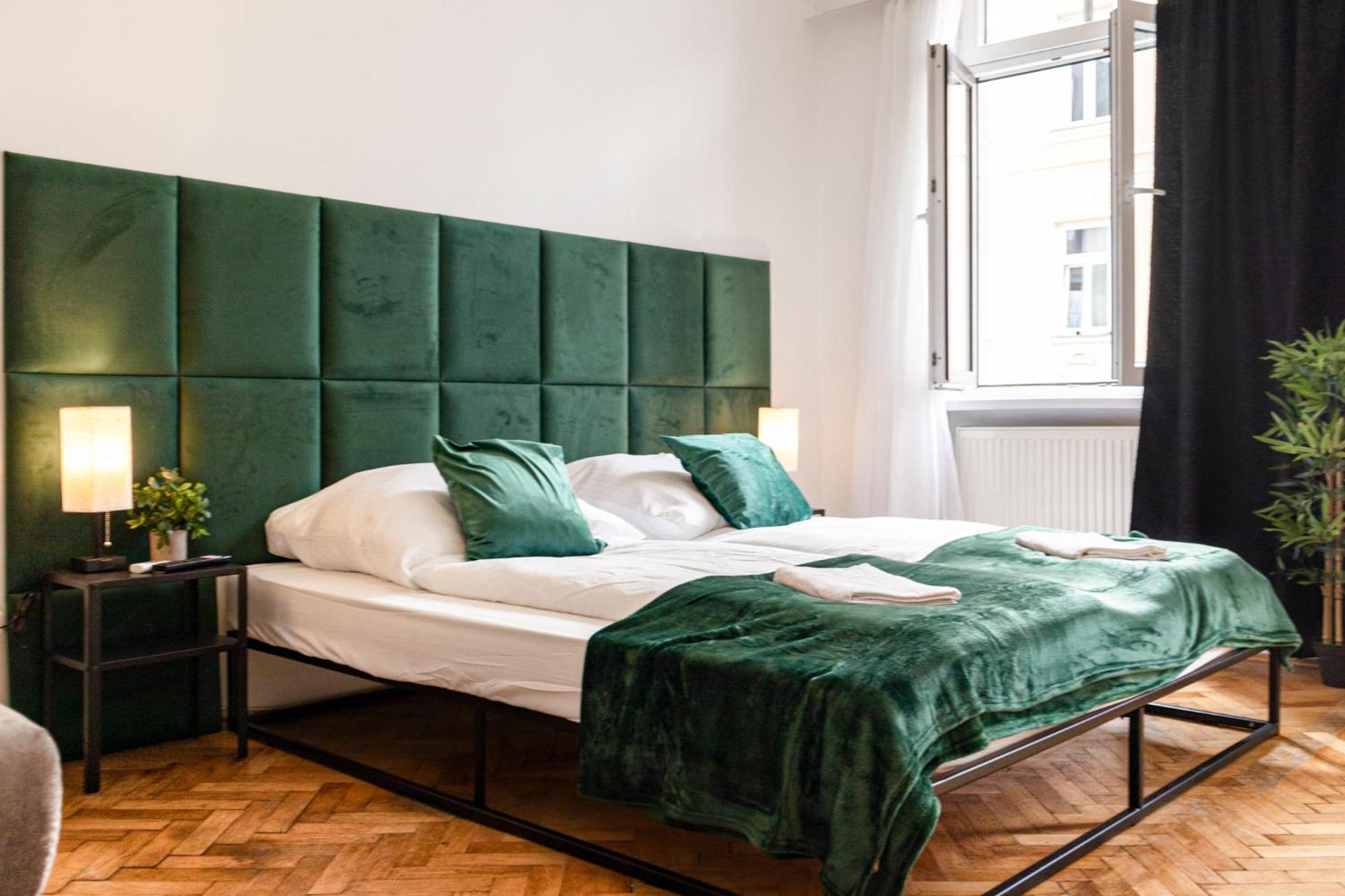 Apartament Prime Location & Peaceful Shared 2 Bedroom With Backyard *