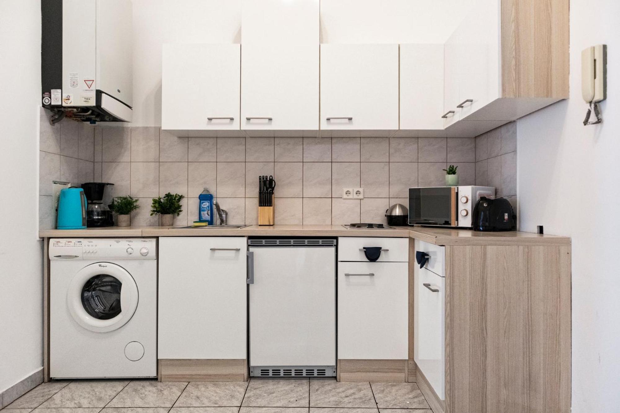 Apartament Prime Location & Peaceful Shared 2 Bedroom With Backyard Wiedeń